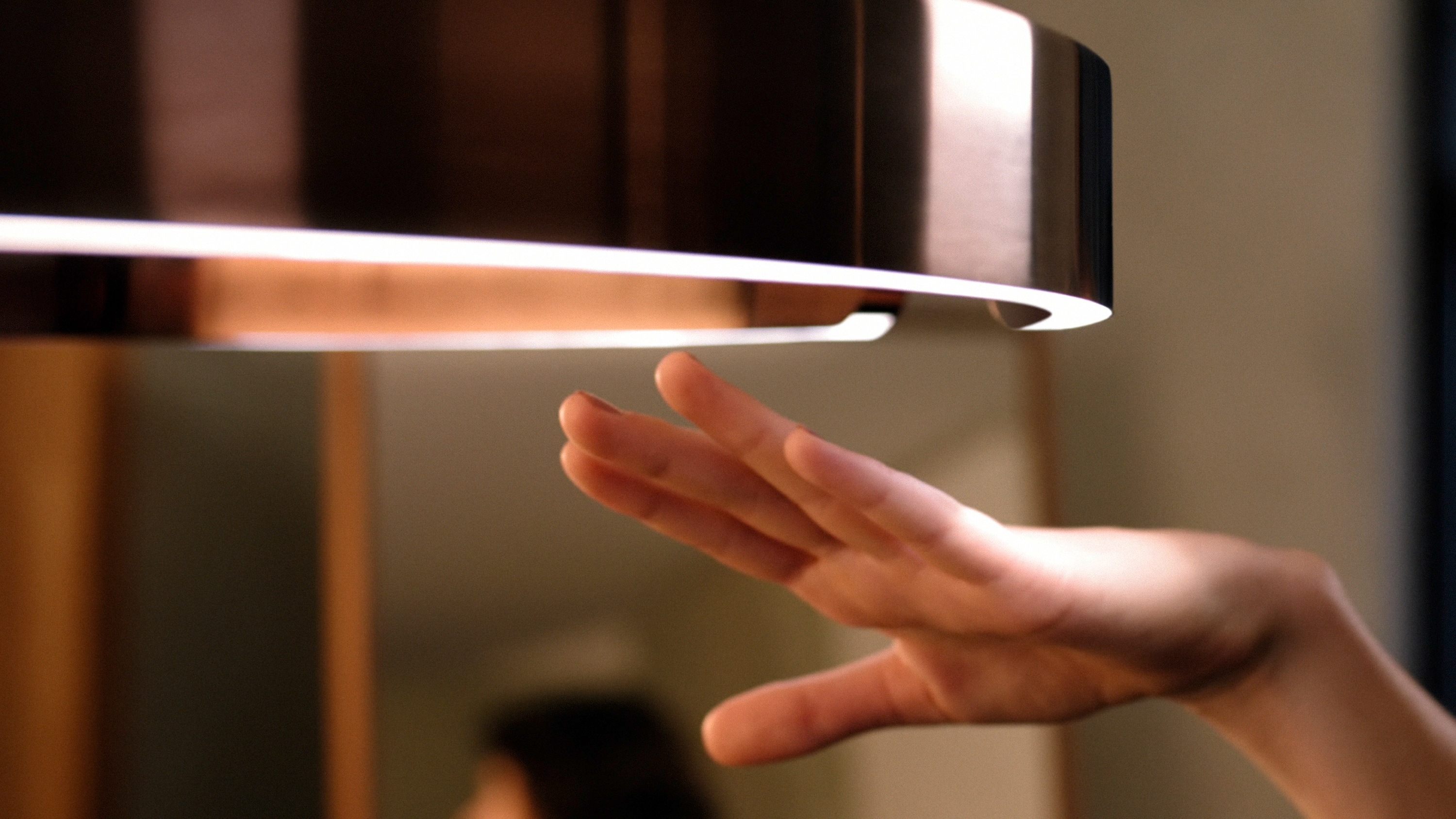 Es werde Licht: Vorbei sind die Zeiten des Lichtschalters. Mit Occhios revolutionärer Entwicklung “touchless control“ genügt eine einfache Geste, um das Licht zu schalten, zu dimmen oder nach oben und unten auszurichten