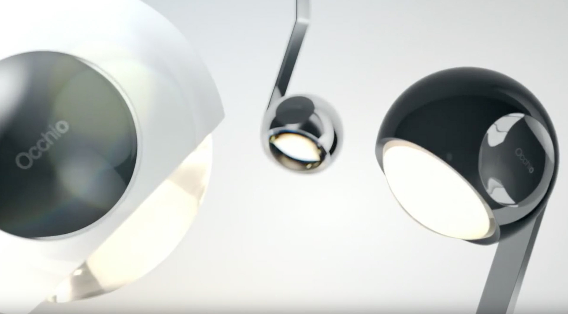 Die Tischleuchte io tavolo kann sich dank drehbarem Kopf auf jede Situation einstellen, während die Pendelleuchte io sospeso über den Dingen schwebt. Beide lassen sich dank "touchless control" intuitiv am Leuchtenkopf steuern