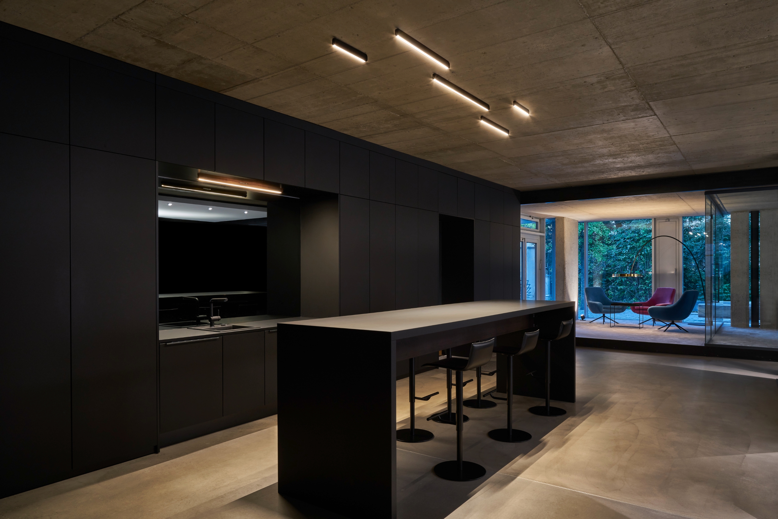 Eine klare Linie: Die minimalistische und vielseitig einsetzbare Deckenleuchte Mito alto von Occhio’s Mito linear Serie eröffnet neue Möglichkeiten für die Beleuchtung im Objektbereich und setzt die Erfolgsgeschichte des Unternehmens fort