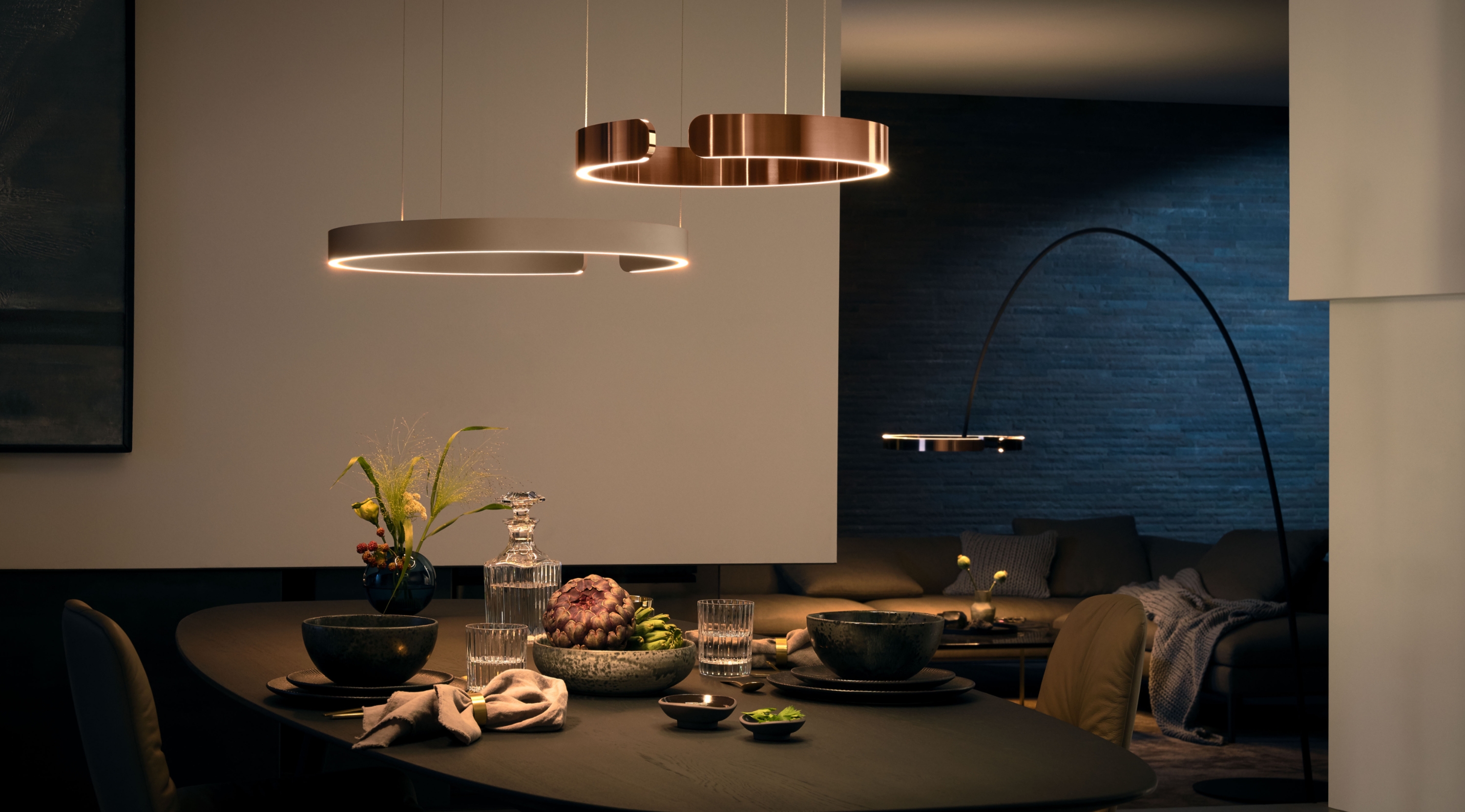 Der Kreis schließt sich: Mit der Mito Serie, hier vertreten durch die Pendelleuchte Mito sospeso, lässt sich stets die passende Lichtatmosphäre erzeugen. Über und um dem Anwender schwebend, fühlt sich die Lichtquelle fast mythisch an