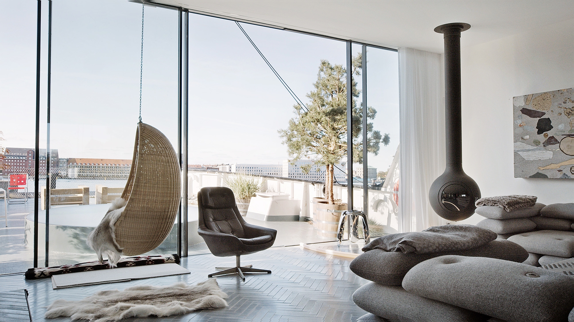 Surprisingly, the Danish architect does not live in a house at all, but on a disused car ferry that is anchored in Copenhagen harbour. Of course, Ingels has rebuilt the ferry according to his vision of a home