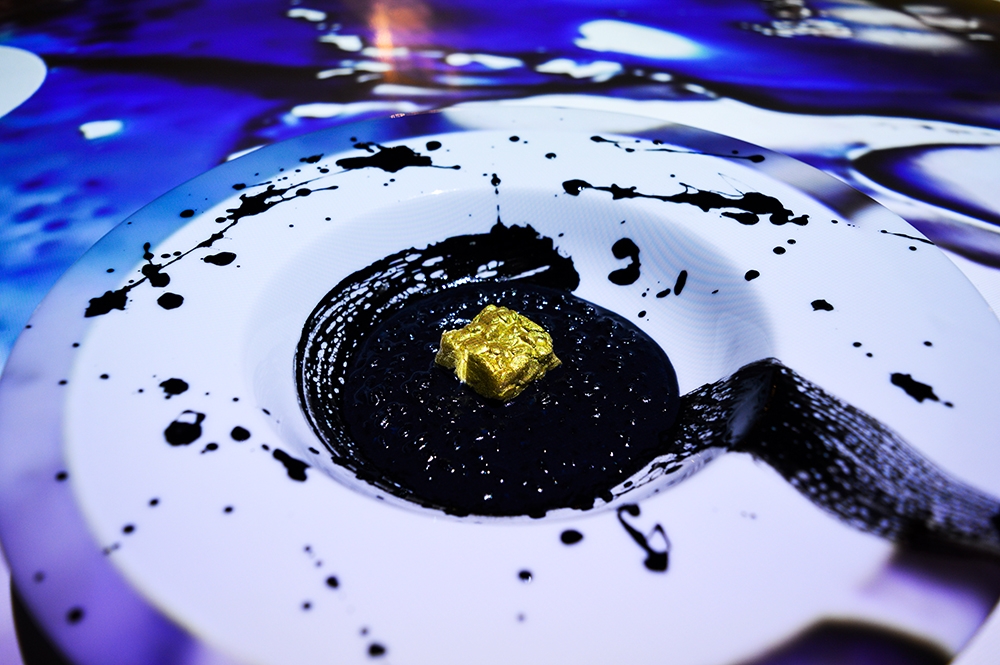 How do you stage food in a contemporary way? That's what the Horeca Academy at Ambiente 2020 is all about. Here, for example, an avant-garde dessert by Jozef Youssef – reminiscent of painter Jackson Pollock