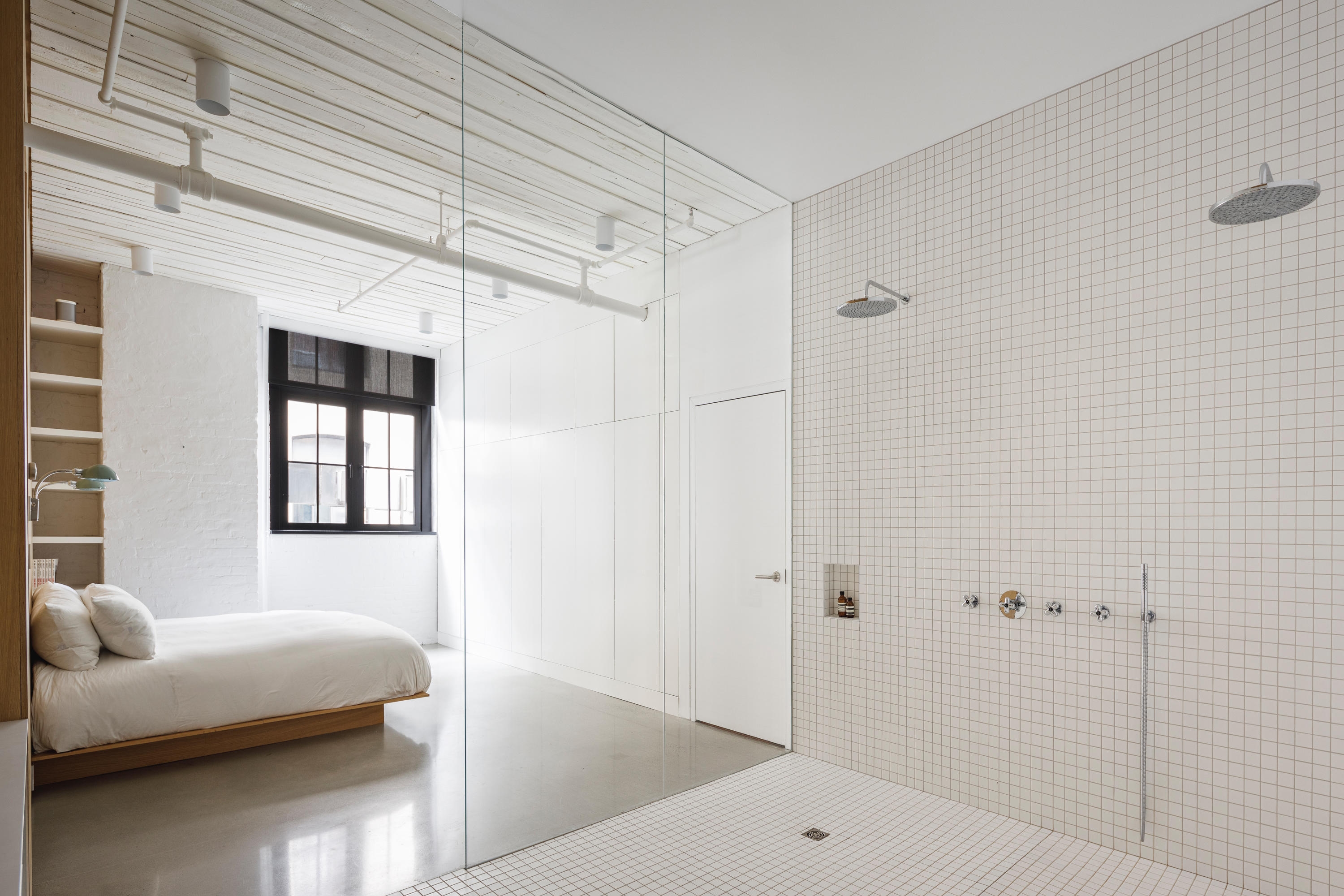 McGill 120 in Montreal von La Ferme. Das grosse, offene Badezimmer ist in das Hauptschlafzimmer integriert. Foto: Ulysse Lemerise