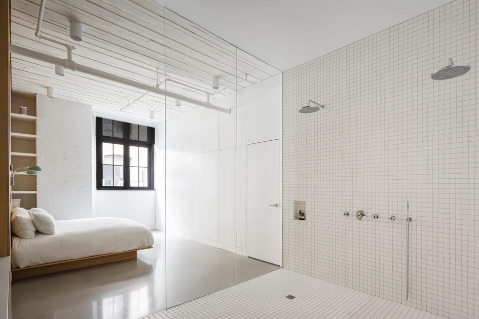 McGill 120 in Montreal von La Ferme. Das grosse, offene Badezimmer ist in das Hauptschlafzimmer integriert. Foto: Ulysse Lemerise