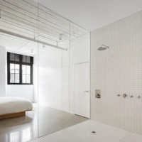 McGill 120 in Montreal von La Ferme. Das grosse, offene Badezimmer ist in das Hauptschlafzimmer integriert. Foto: Ulysse Lemerise
