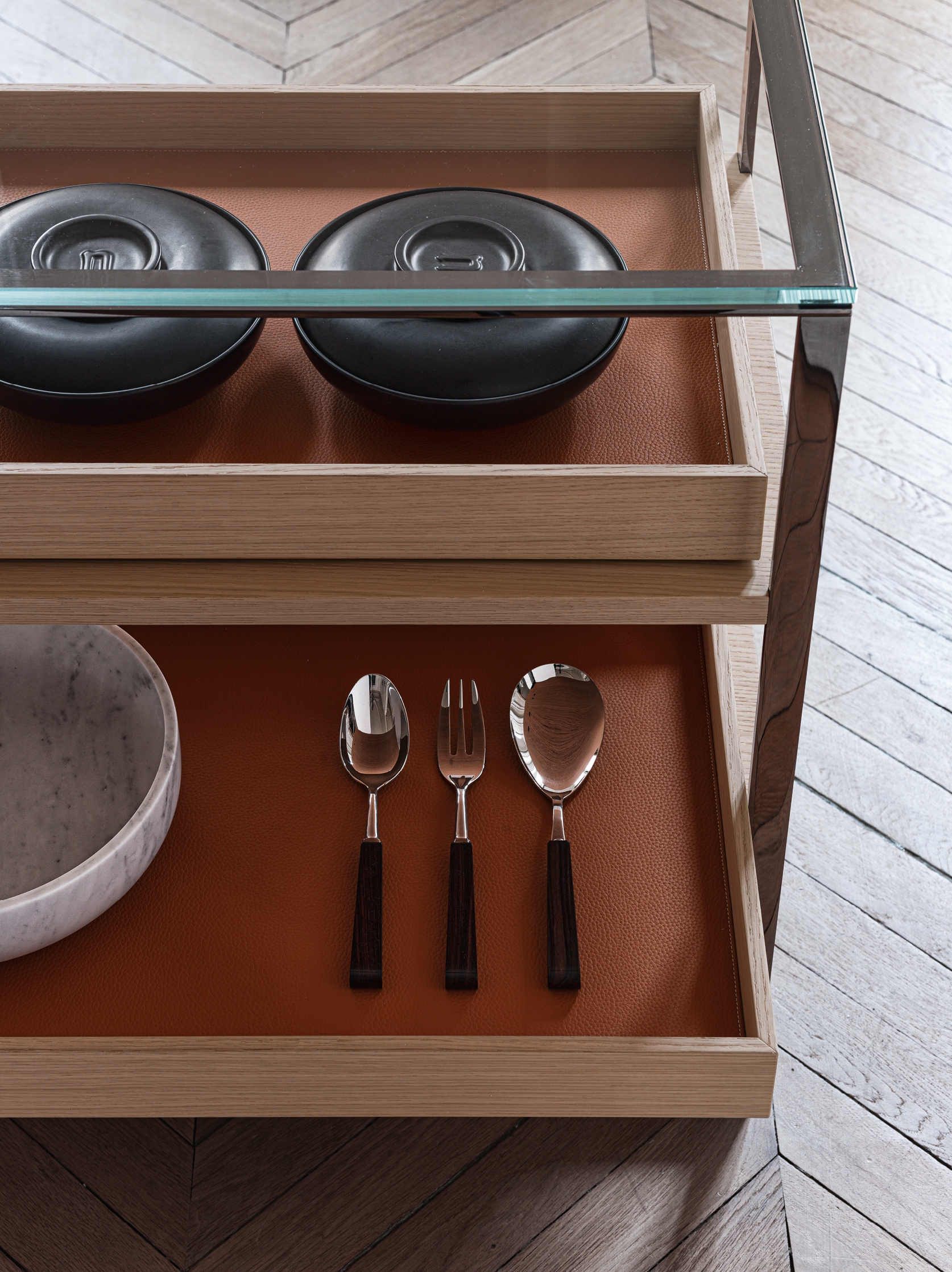 Maxaltos Lithos-Kollektion bestehend aus Aufbewahrungseinheiten und niedrigen Tischen mit ausziehbaren Ablagen und Schubladen