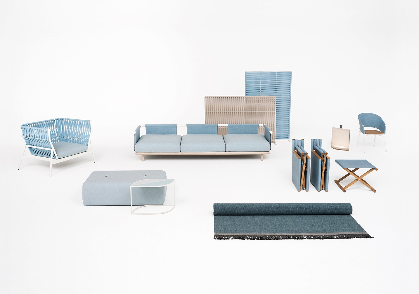 An image form Roda’s catalogue flags up the new pale blu “sky” shades, which reinforce the harmonious connection of Eden and of all the other products for outdoor, with nature
