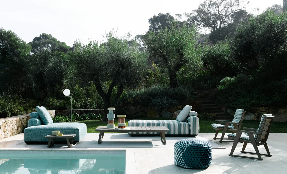 The B&B Italia Outdoor 2020 Collection takes the inside out with fully customisable furniture that is as elegant, stylish and varied as indoor upholstery. From Antonio Citterio’s Hybrid sofas to the colourful Tramae ottomans by unPizzo