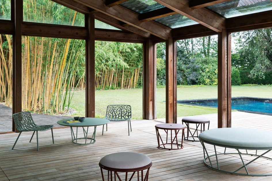 Oben: Der AllSize Tisch ist vollständig individualisierbar und fügt sich gut in die Umgebung ein, hier mit einer Gruppe von Zebra Knit Stühlen. Unten: Eine Gruppe Wild Poufs und Tische teilen sich den Platz mit dem Forest Lounge-Sessel