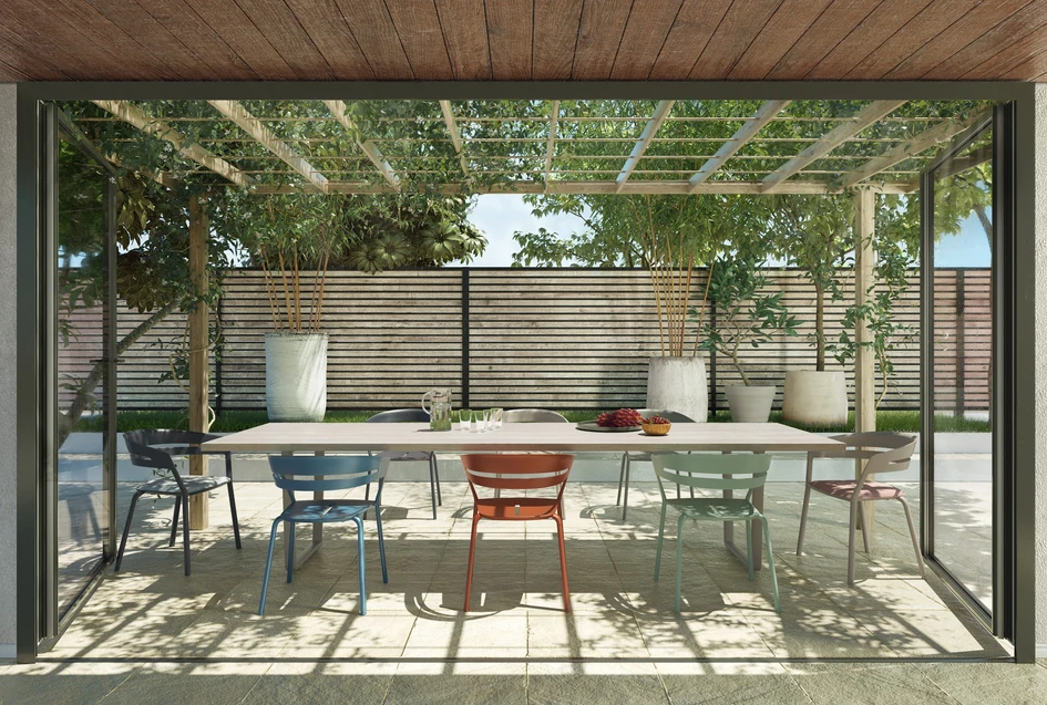 Oben, Mitte: Die abnehmbaren Polster der New Joint Sofas bieten ein hohes Mass an Komfort, ohne die Funktionalität zu beeinträchtigen. Unten: Der einladend geschwungene Körper des Ria Stuhls verfügt über eine lebendige und farbenfrohe Persönlichkeit