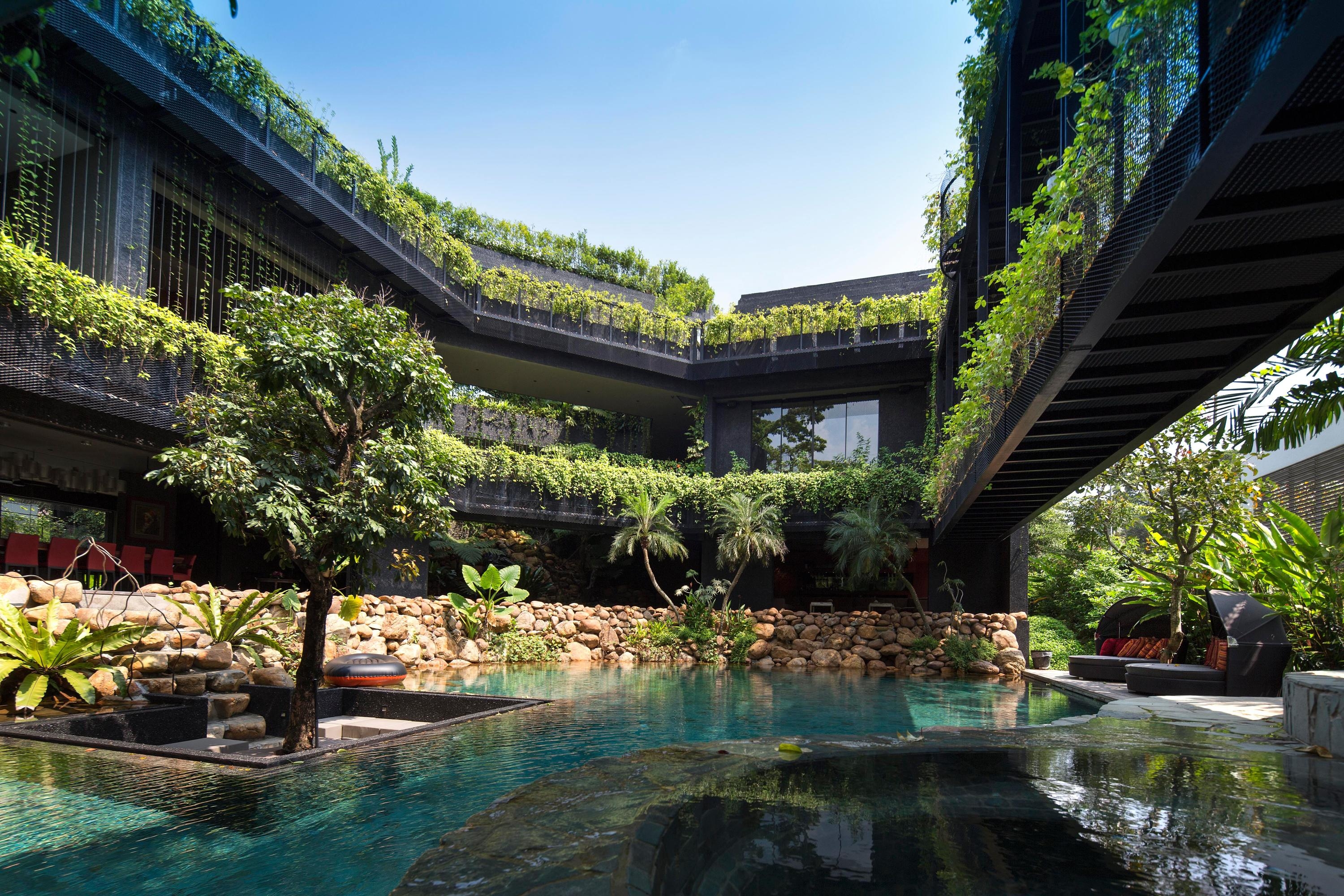 Der Stufendachgarten des Cornwall Garden-Projekts von CHANG Architects in Singapur dient als natürlicher Filter für das Regenwasser, das sich im zentral gelegenen Outdoor-Pool sammelt. Foto: Albert Lim K.S.