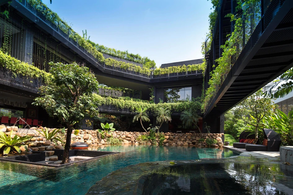 Der Stufendachgarten des Cornwall Garden-Projekts von CHANG Architects in Singapur dient als natürlicher Filter für das Regenwasser, das sich im zentral gelegenen Outdoor-Pool sammelt. Foto: Albert Lim K.S.