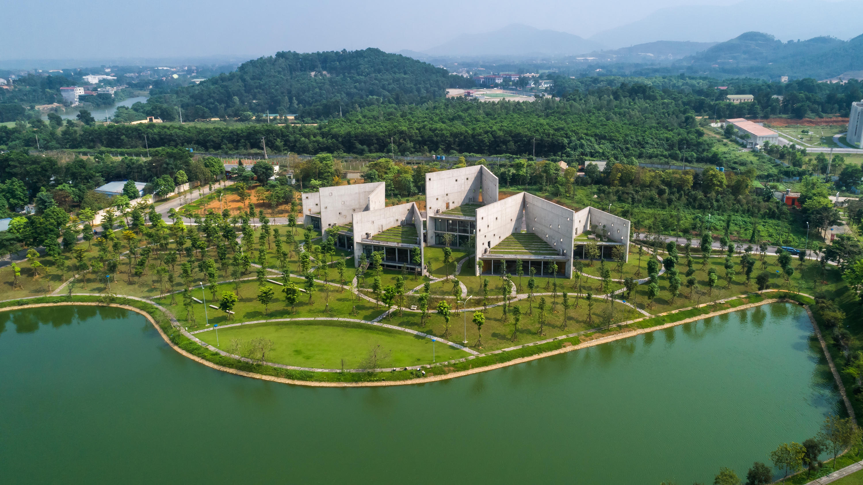 Die markanten Betonwände der Dachgärten des Viettel Offsite Studio von Vo Trong Nghia blocken das helle Sonnenlicht, geichzeitig lassen fensterähnliche Öffnungen eine sanfte Brise einströmen. Fotos: Hiroyuki Oki