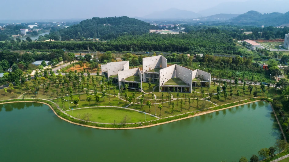 Die markanten Betonwände der Dachgärten des Viettel Offsite Studio von Vo Trong Nghia blocken das helle Sonnenlicht, geichzeitig lassen fensterähnliche Öffnungen eine sanfte Brise einströmen. Fotos: Hiroyuki Oki