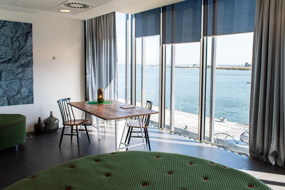 Space & Matter have developed a new hospitality concept for SWEETS hotel, in which each room is unique, and provides guests with a new way to experience the city’s famous canals. Photos: © Mirjam Bleeker