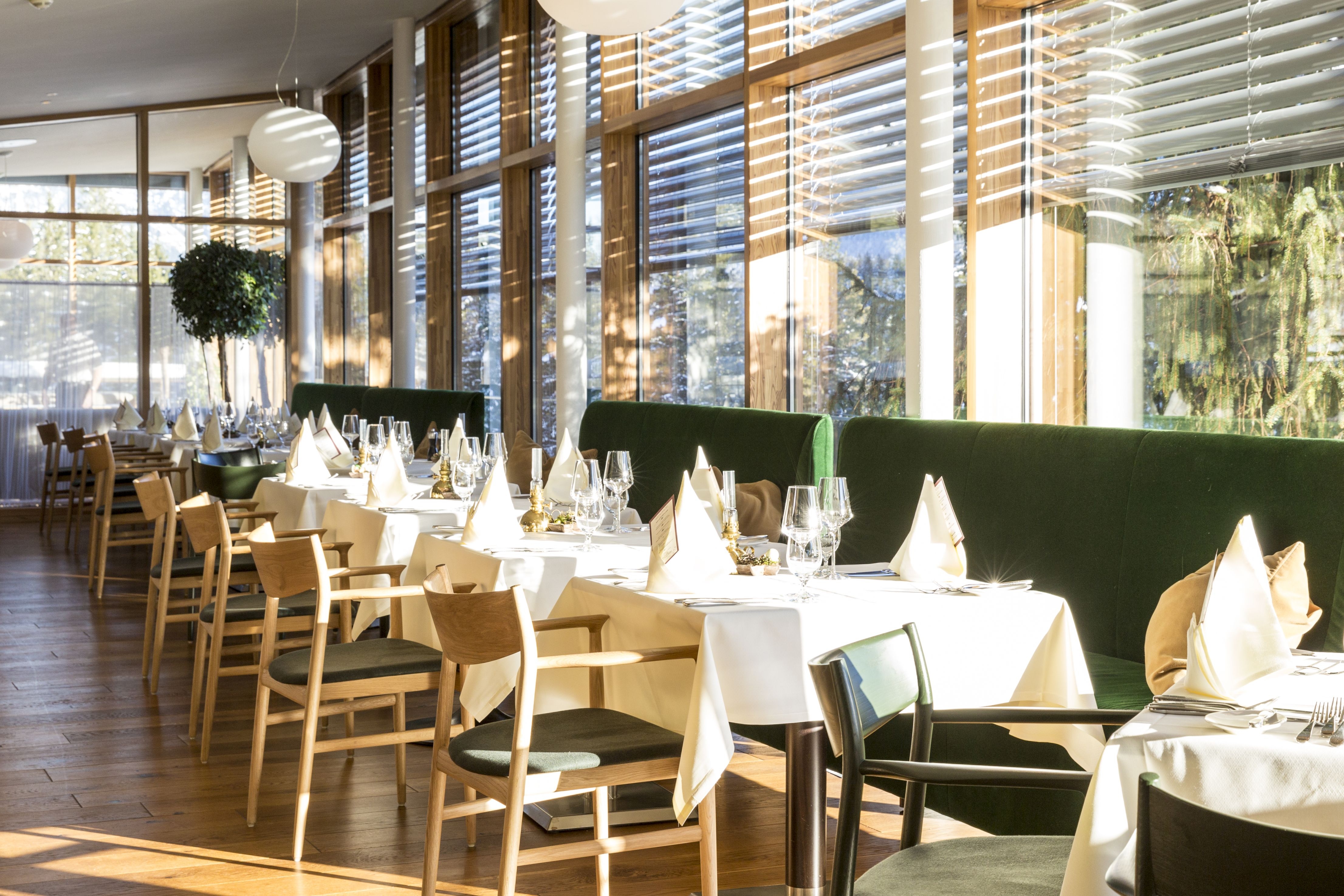 Im Hotel Das Kranzbach in der Nähe der süddeutschen Stadt Garmisch-Partenkirchen verwendete Studioilse für das Panorama-Restaurant den Stuhl Kamuy des japanischen Herstellers Conde House wegen des zeitlosen, auf den Nutzer zugeschnittenen Designs 
