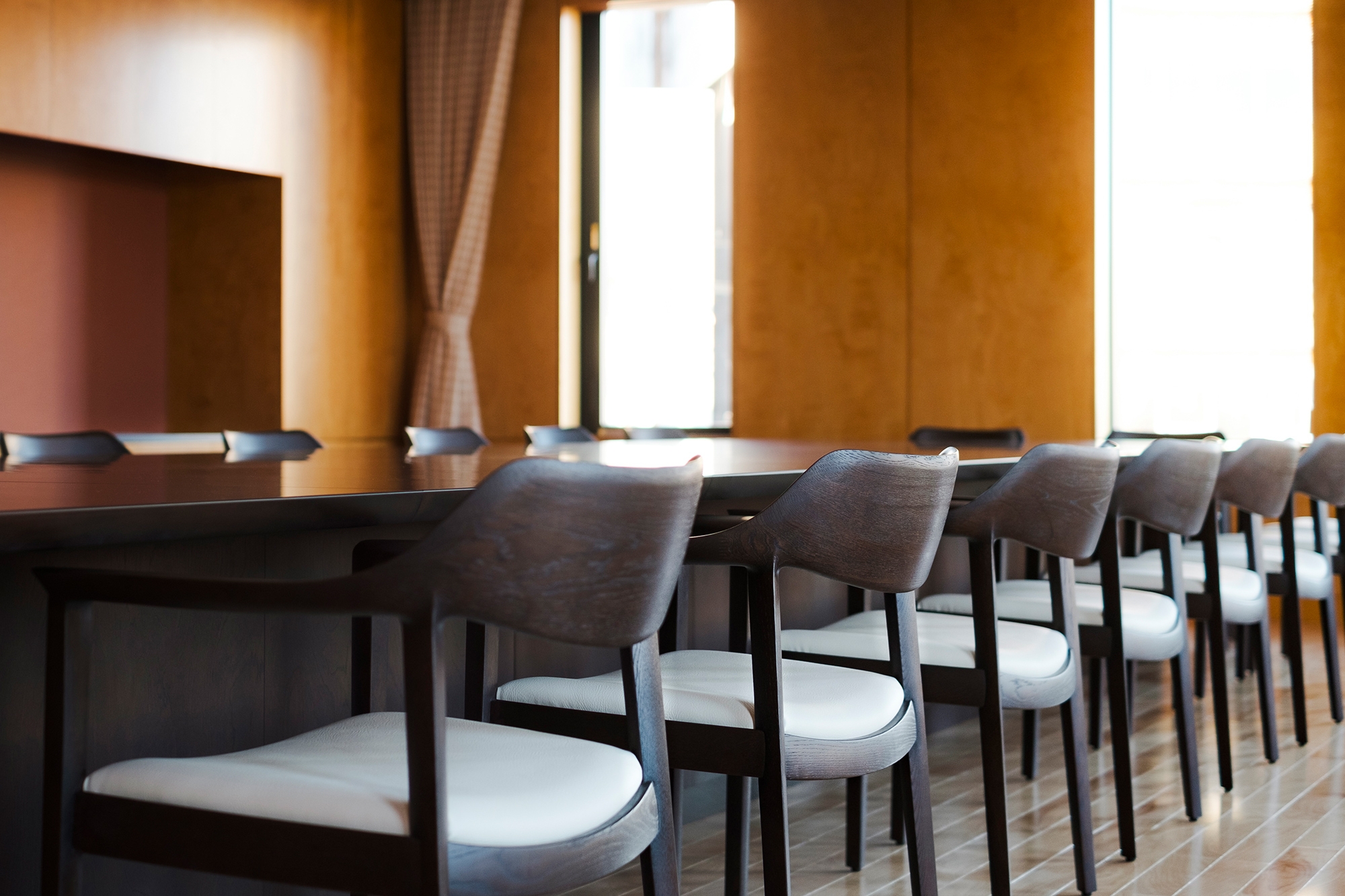 Für die Meeting Rooms der Fidelity Investor Centers, die derzeit in ganz USA eröffnen, wählte Studioilse die ultra-bequemen, dezent designten Wing-Sessel von Conde House 
