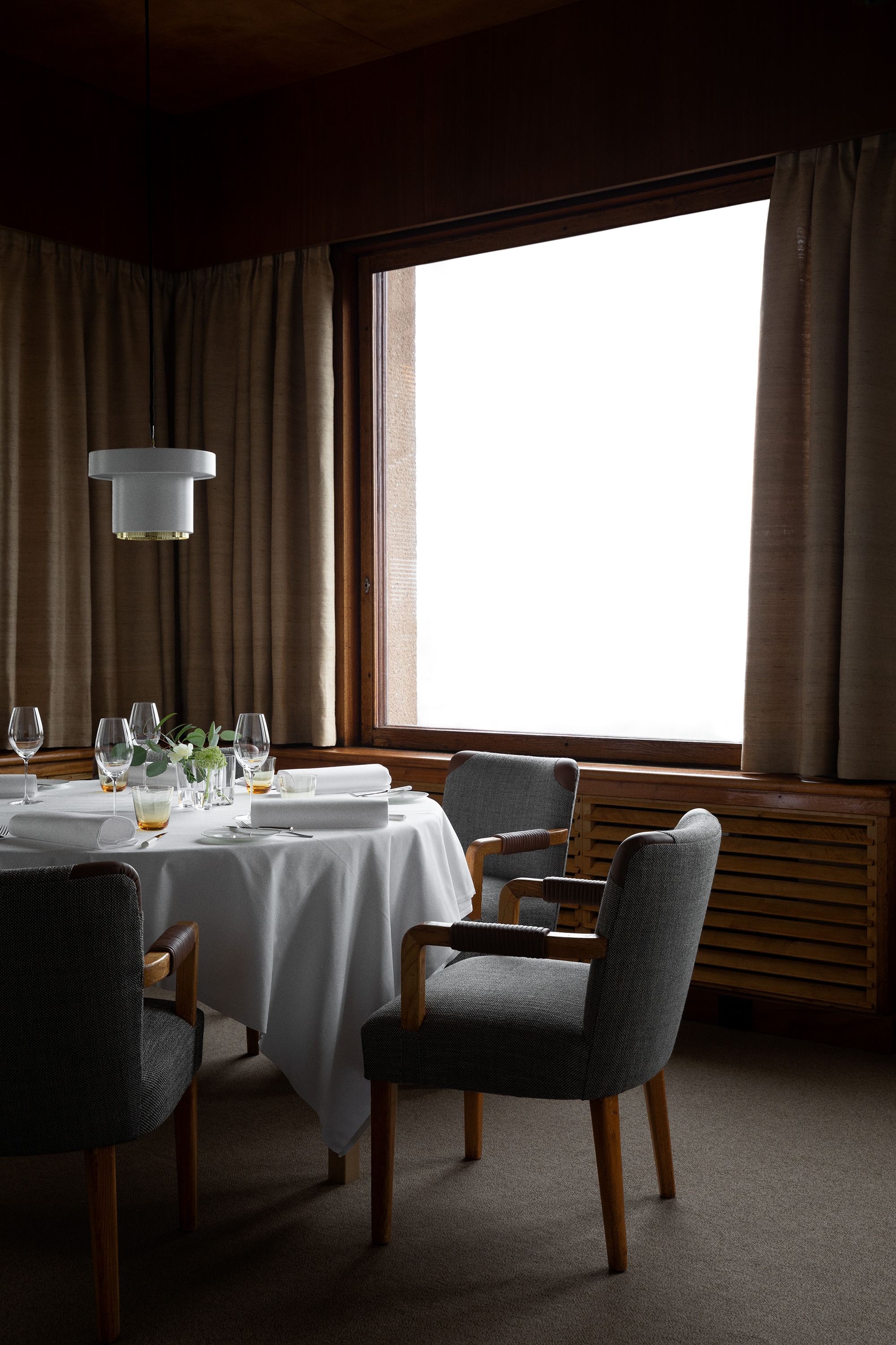 Das kürzlich vom Studioilse-Team restaurierte berühmte Savoy Restaurant von Aino und Alvar Aalto in Helsinki ist ein Paradebeispiel dafür, wie ein warmes, modernes und menschenzentriertes Design für ein wirklich langlebiges Interieur sorgen kann