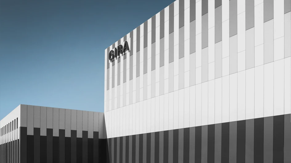 Vielsagende Fassade: Die Gestaltung des Hauptsitzes von GIRA greift das Thema Licht auf abstrakte, und gleichzeitig symbolhafte Weise auf