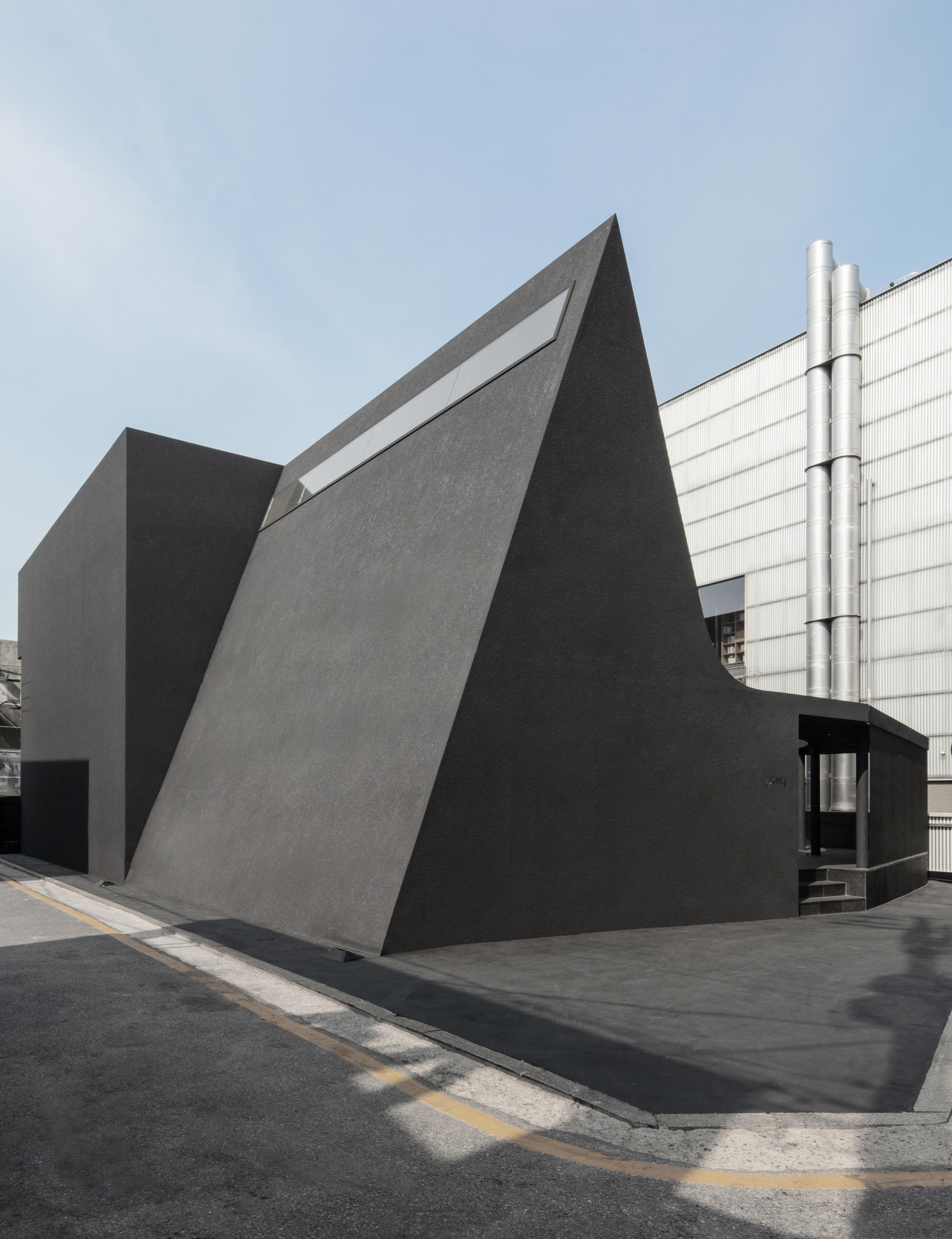 Back to Black: Architecture studio WGNB utilised fashion brand Juun.J 's signature colour for their flagship store in Seoul. Photo: Yongjoon Choi