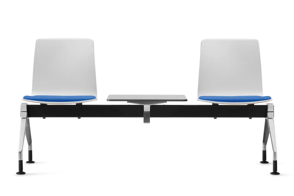 Optional kann auch Fiore – hier als Sitzbank für Wartezonen ausgeführt – zusätzlich mit einem Sitzpolster mit Silvertex®-Bezugsstoff aus chemikalienbeständigem, flammhemmendem und wasserabweisendem Kunstleder ergänzt werden