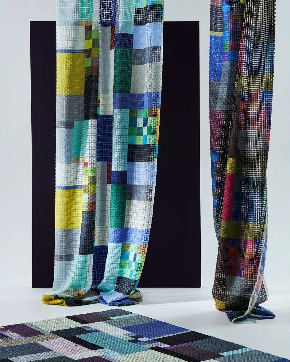 Jeder Entwurf setzt neue Massstäbe: Die Kombination von feinstem Handwerk und industrieller Fertigung macht Stoffe wie Trama (oben), Filo Punto und Filo (Mitte) und Sophie (unten) erst möglich