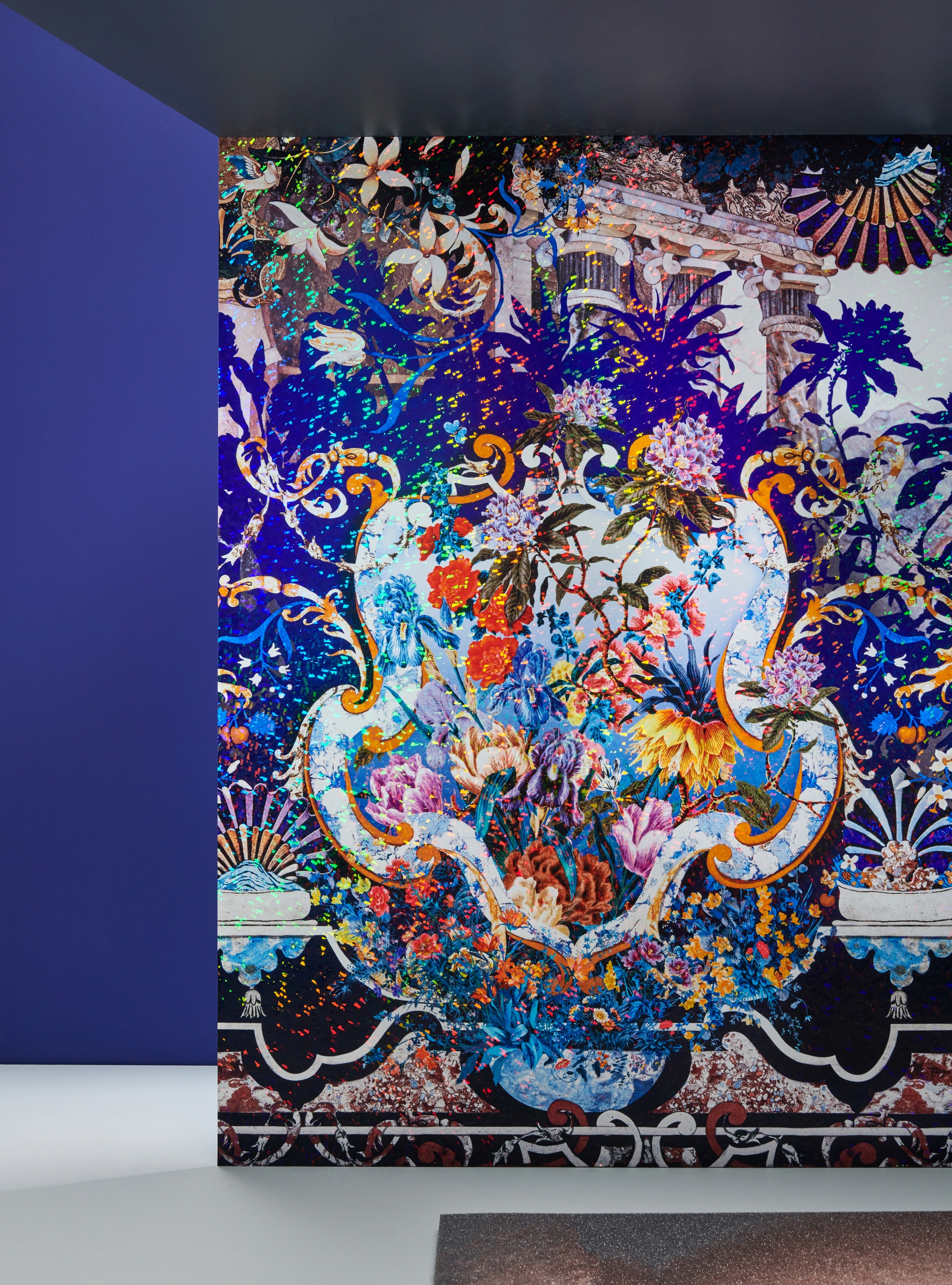 Im Barock waren Blumen nur für die Oberschicht erschwinglich. Jakob Schlaepfer zitiert opulente Motive von einst in den aussergwöhnlichen floralen Dessins von Glinka Kiriko (oben), Glinka Rello (Mitte) und Glinka Abbonda (unten)