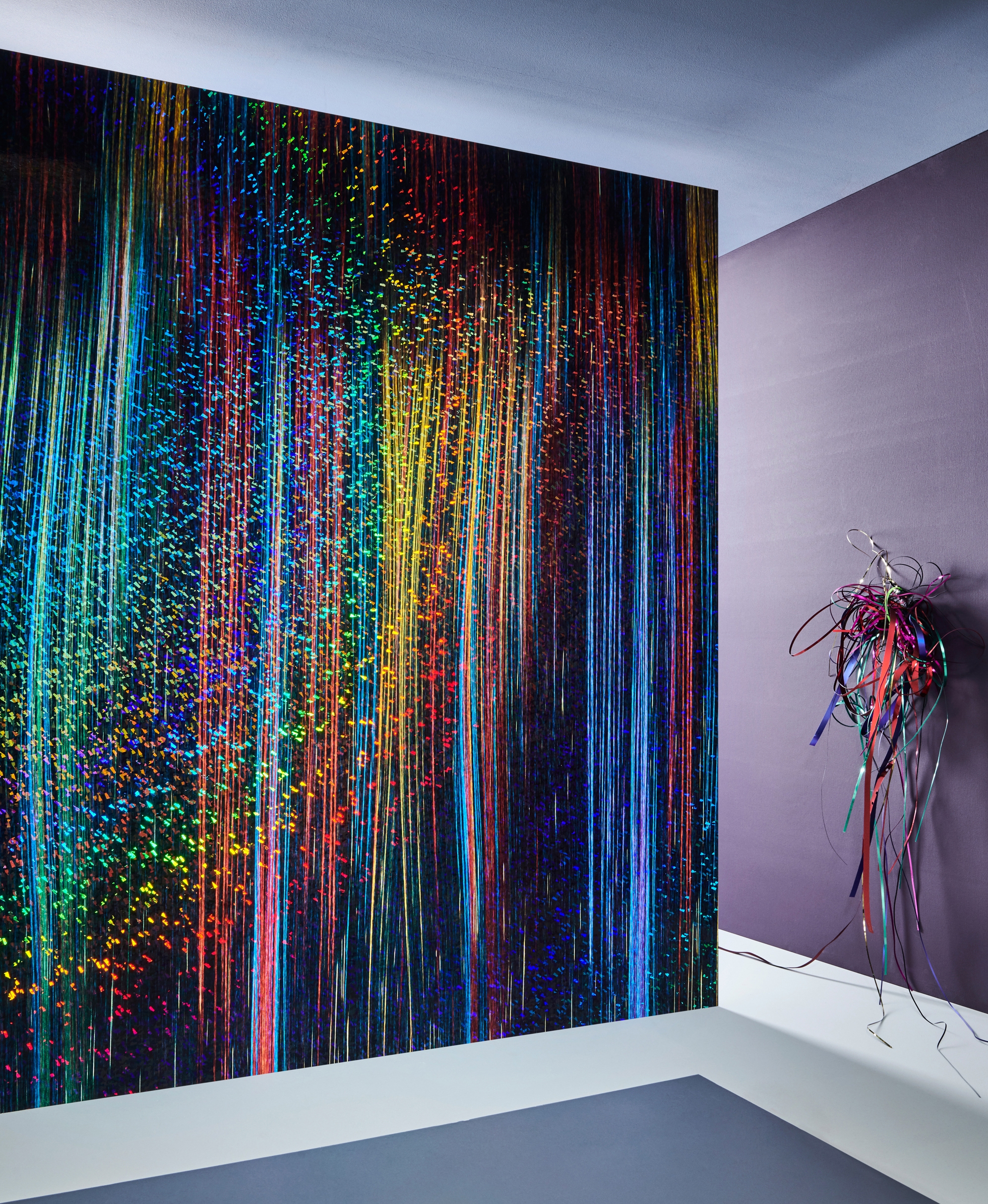 Inspiration für die Glinka Catena war eine Webkette. Gedruckt wird das aussergwöhnllich dynamische Streifenmuster auf einer Tapetenqualität mit Hologrammeffekt, die Jakob Schlaepfer selbst entwickelt hat