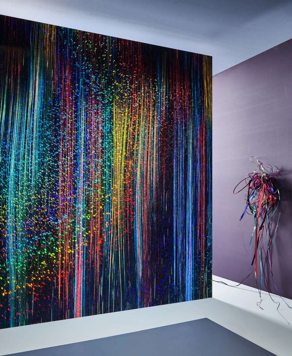 Inspiration für die Glinka Catena war eine Webkette. Gedruckt wird das aussergwöhnllich dynamische Streifenmuster auf einer Tapetenqualität mit Hologrammeffekt, die Jakob Schlaepfer selbst entwickelt hat