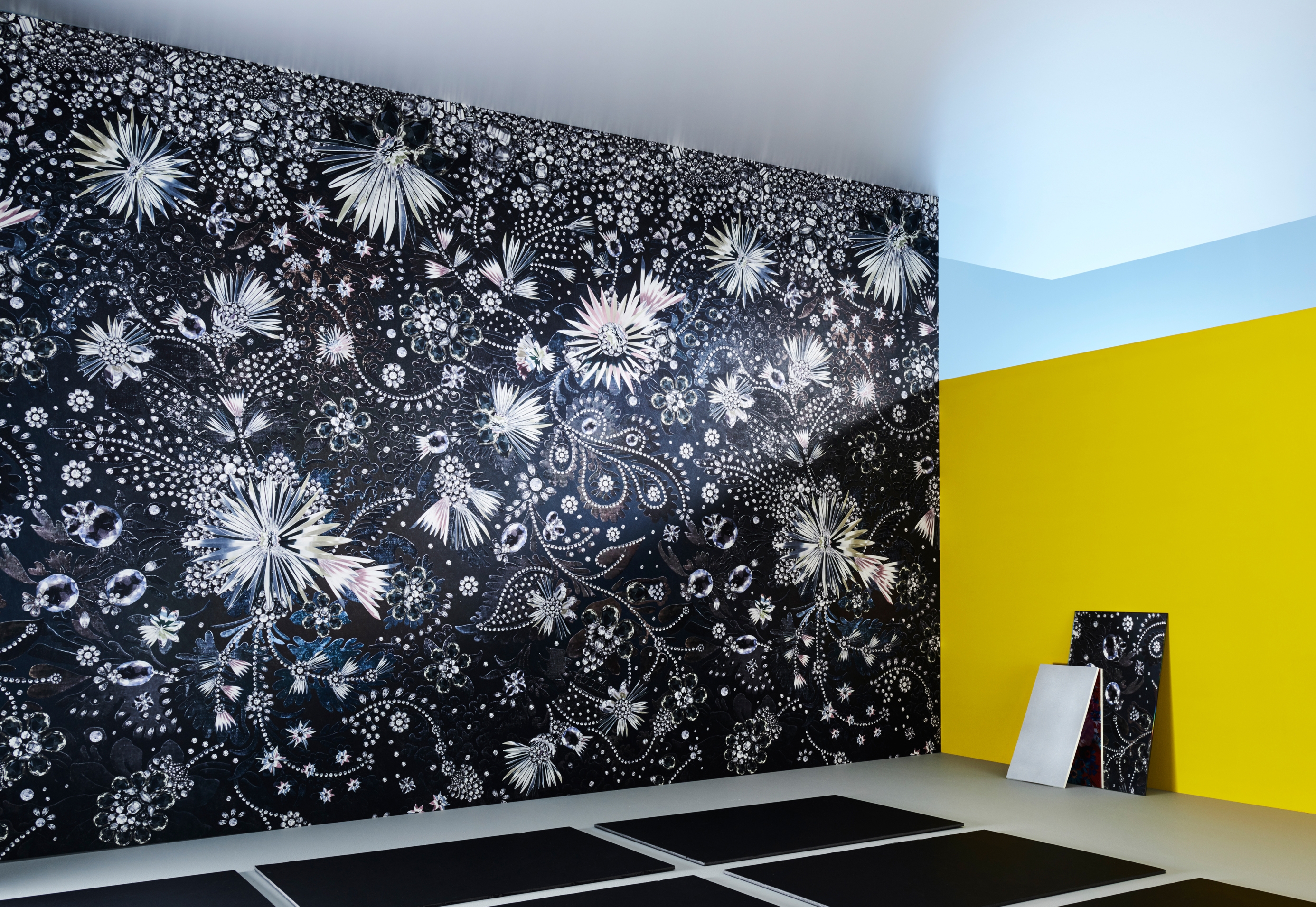 Während Vello Vernice (oben) und Vello Emilio (Mitte) durch ihre ungewöhnliche Colorierung Wände unkonventionell betonen, verleiht Vello Bijoux (unten) den Räumen durch sein diamantenes Ornament einen Hauch von Luxus