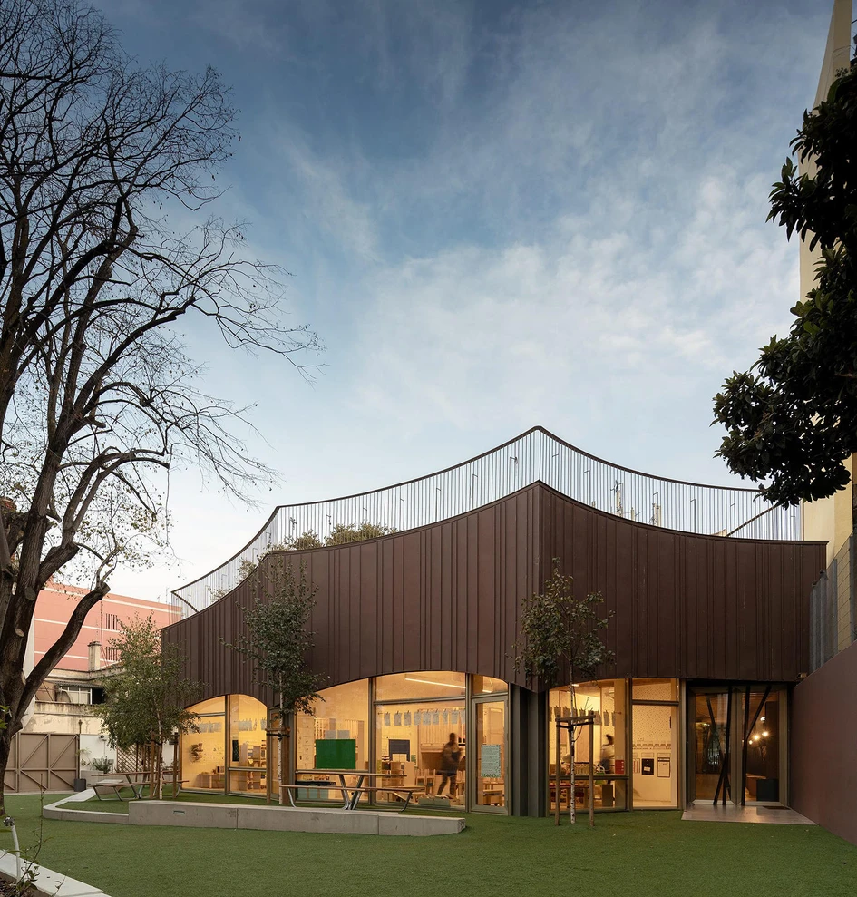 ARX Portugal Arquitectos’ Redbridge School in Lisbon: The more informal, intimate design of the kindergarten pavilion contrasts with the more open, street-facing wing for older children. Photo: FG + SG – Fotografia de Arquitectura