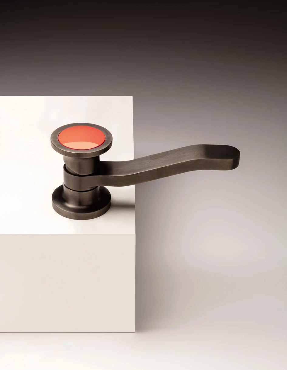 The JK21 tap features a bold insert, adding flair to its other, more subtle features such as the contoured nozzle, which seems to politely make space for an approaching hand