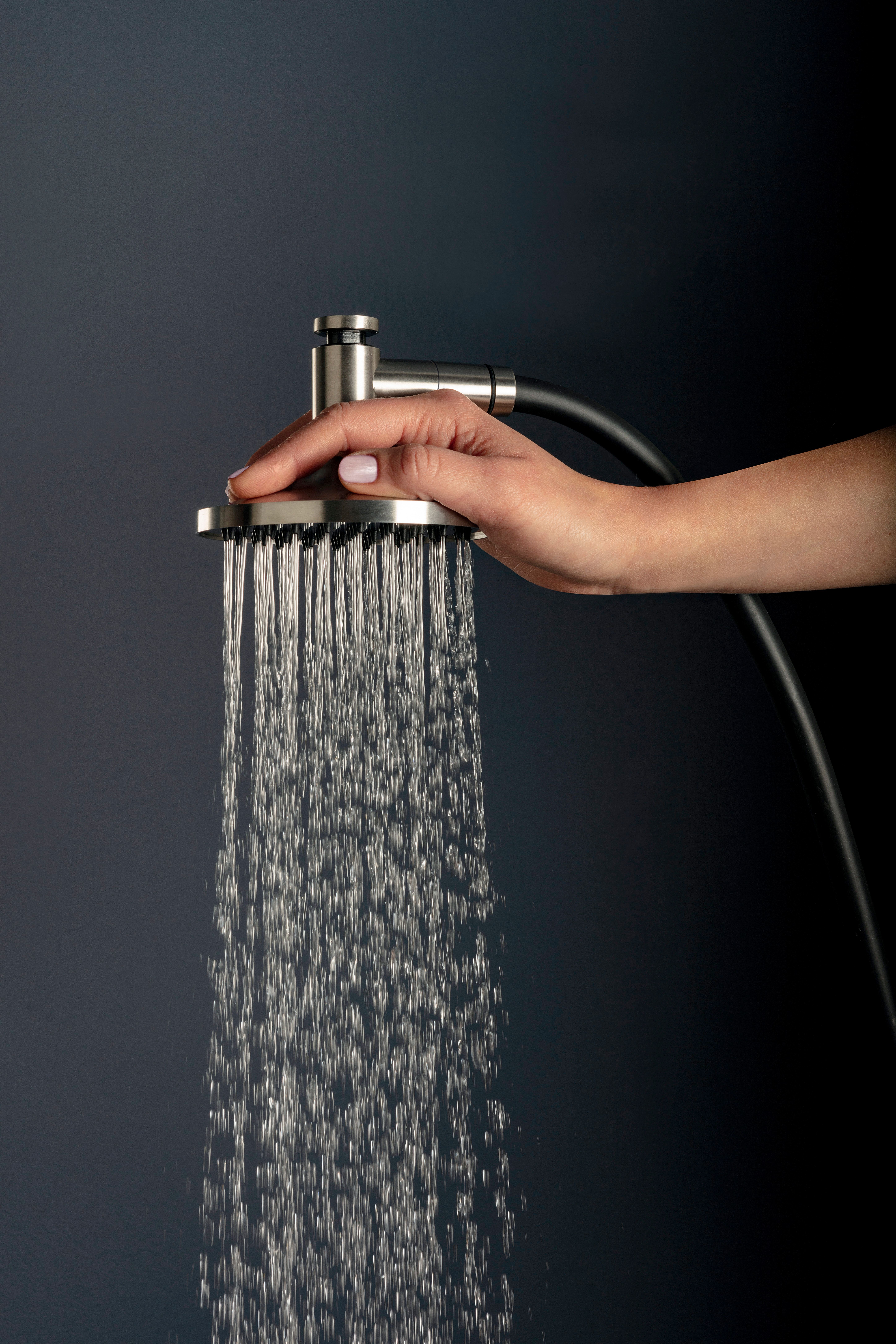 In replicating the faucet’s contoured nozzle, the JK21 series’ handshower handle ensures a hold that feels as natural as shaking hands. While the back section reassuringly fits into place without awkward adjustment