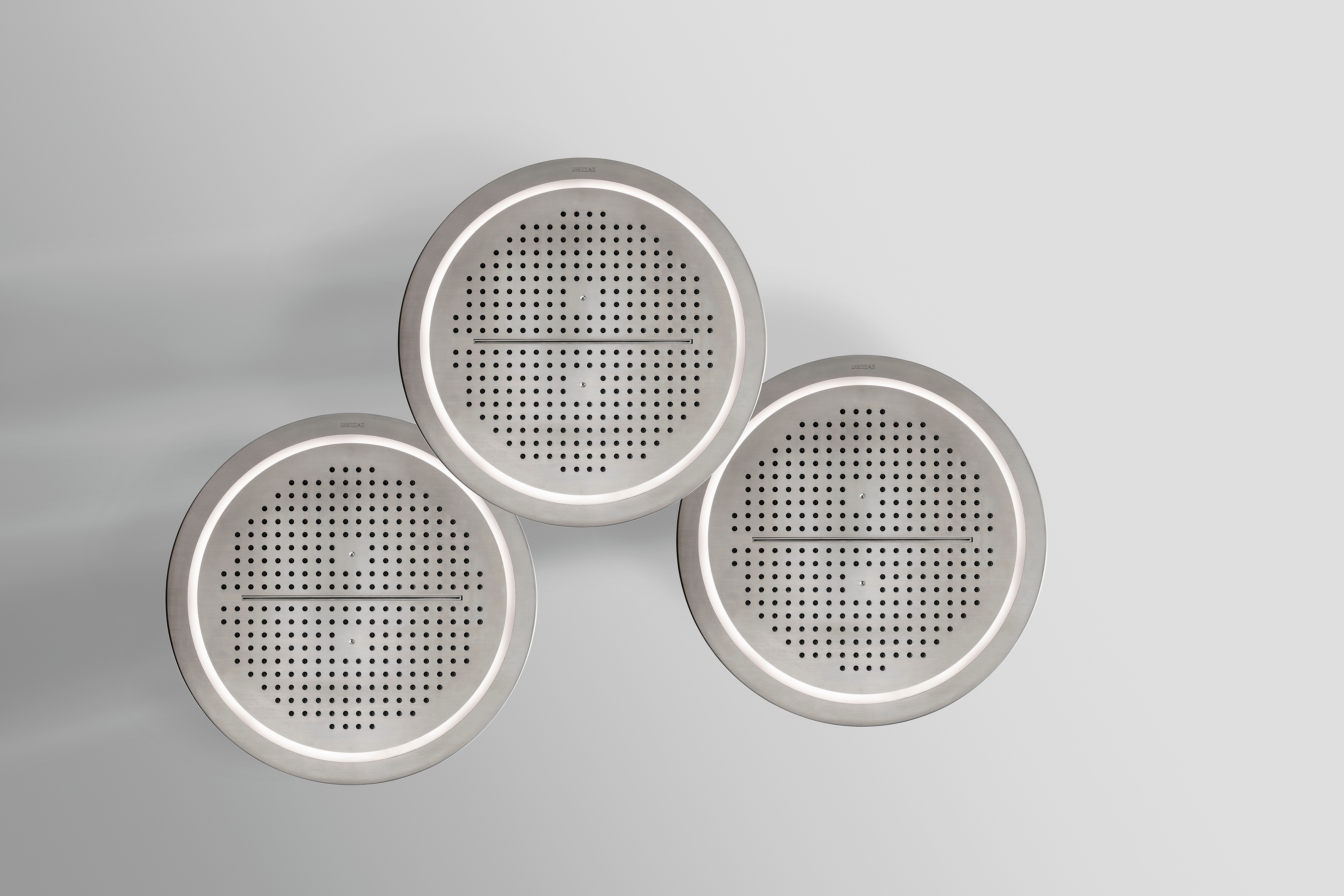 Although inspired by a 70’s design, JK21 isn’t an antique reproduction. The chromotherapy telescopic showers feature the kind of tech and multiple modern spray functions that consumers have come to expect