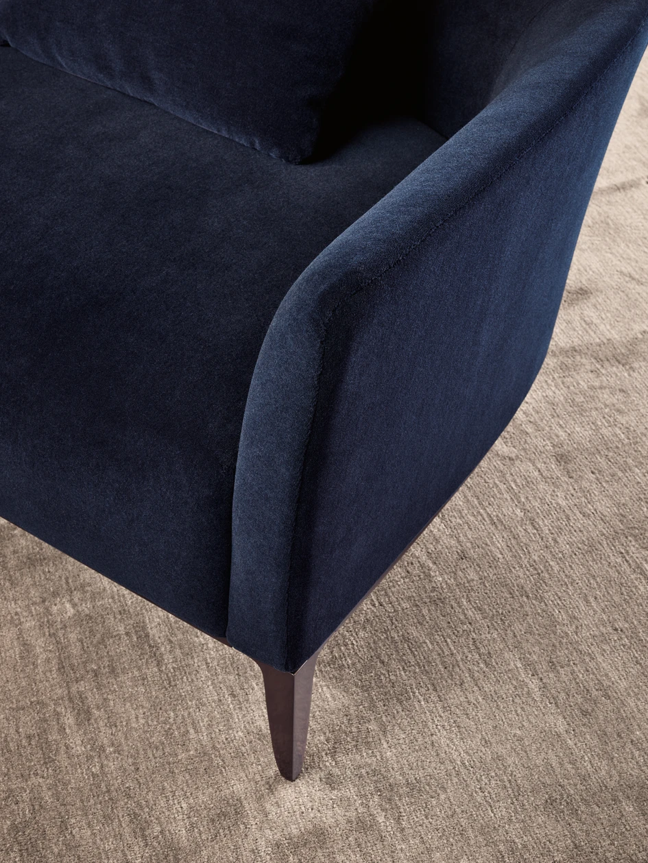With carefully contoured backrests, Gentleman supports correct posture