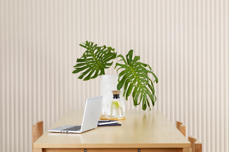 Zen gibt es in einer vielfältigen Farbpalette, einschliesslich dieses hellen, ätherischen Cremetons, der subtile Schatten wirft 