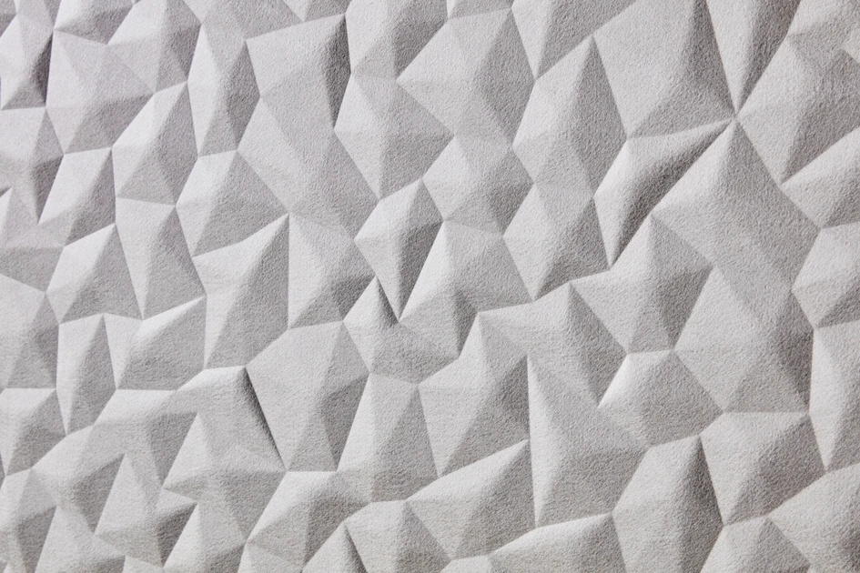 Die facettenreiche Oberfläche von Ions, hier in zwei kontrastierenden monochromen Tönen, erinnert an das japanische Kunsthandwerk des Origami