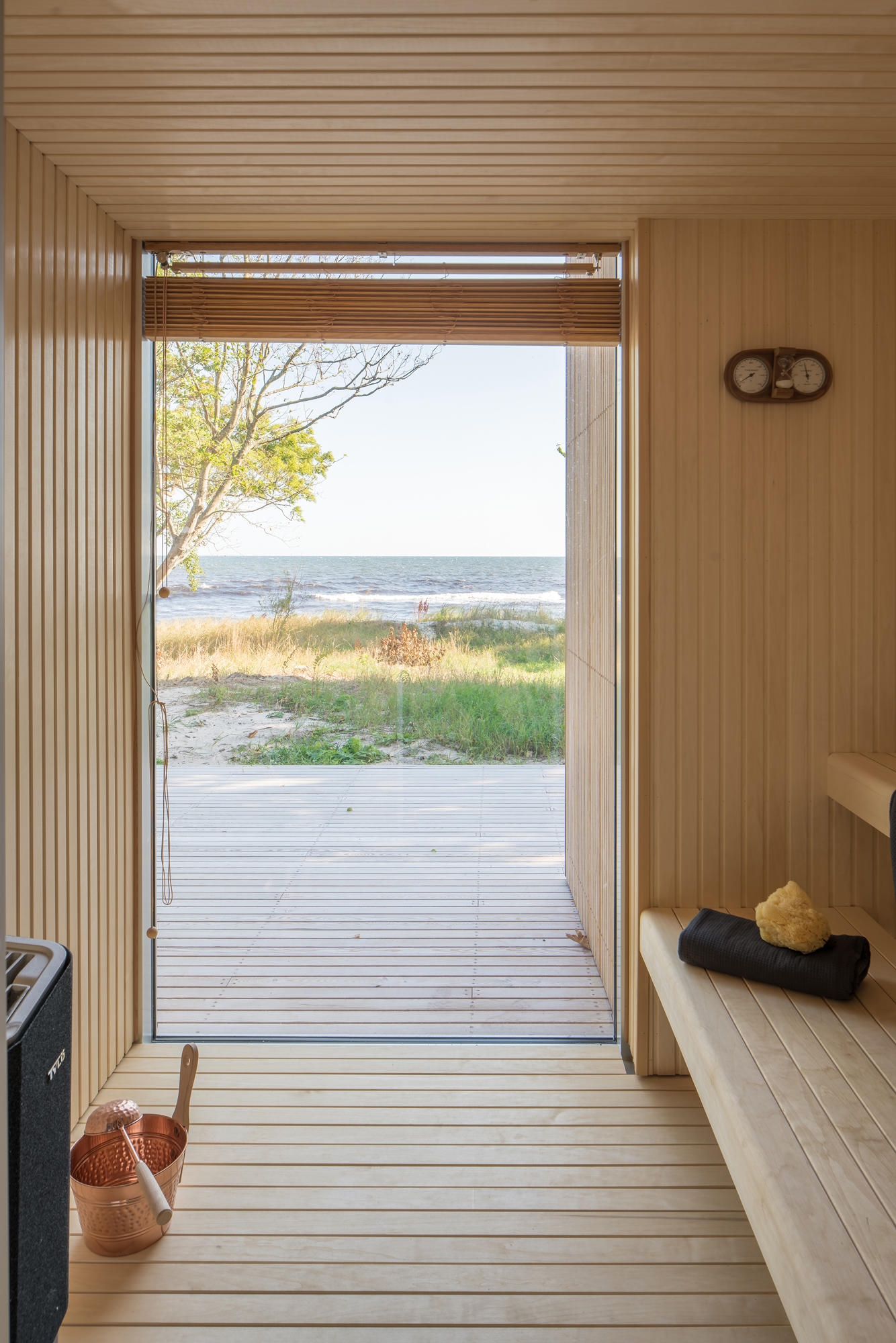 The one-storey, larch-panelled Summerhouse H by Johan Sundberg Architektur epitomises the simple volumes and finishes associated with northern European beach residences. Photos: Markus Linderoth