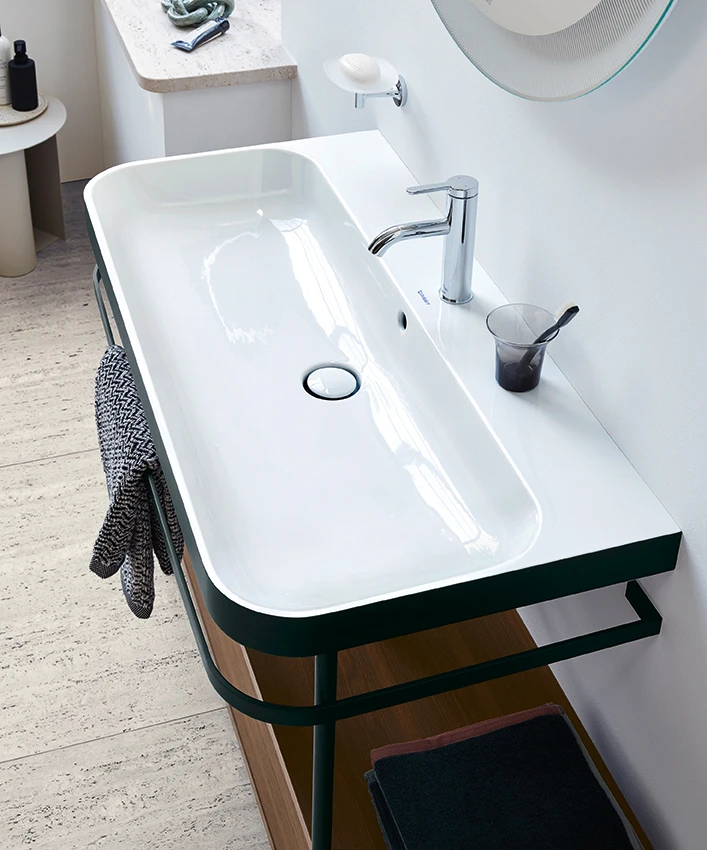 Perfekte Einheit mit Happy D.2 Plus von Duravit: Waschtisch und Metallkonsole in Schwarz Matt sind dank des c-bonded Verfahrens nahtlos miteinander verbunden