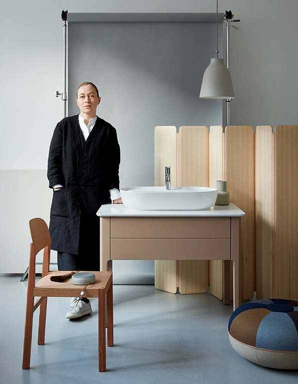In ihrem Kopenhagener Studio präsentiert Designerin Cecilie Manz die Erweiterung der Serie Luv von Duravit im neuen Farbton Mandel Seidenmatt