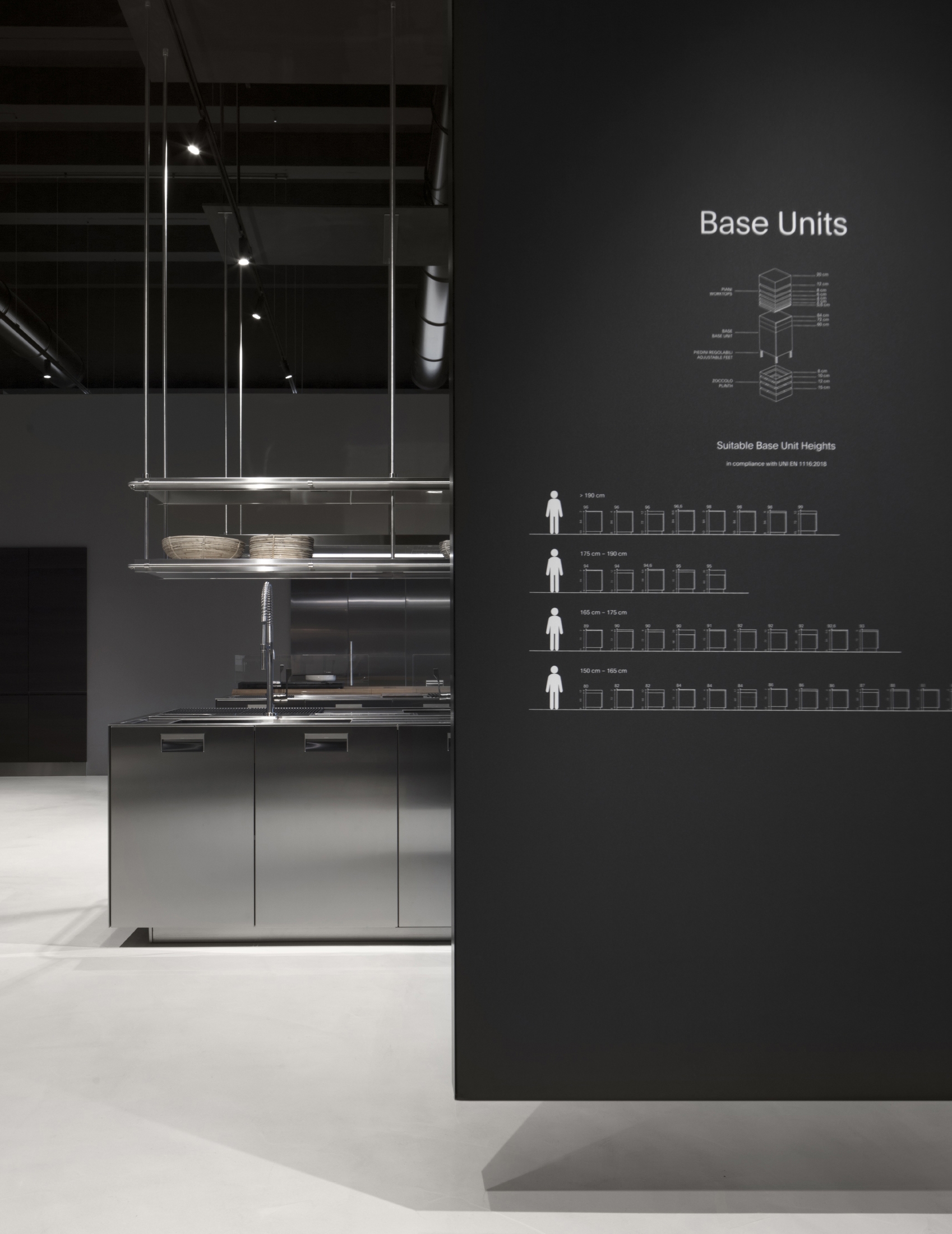 Das modulare System von Arclinea ermöglicht es, jede Küche nach kundenspezifischen Spezifikationen zu realisieren. Im Bild: Italia Insel mit Italia Griffen und Doppelregal aus Edelstahl