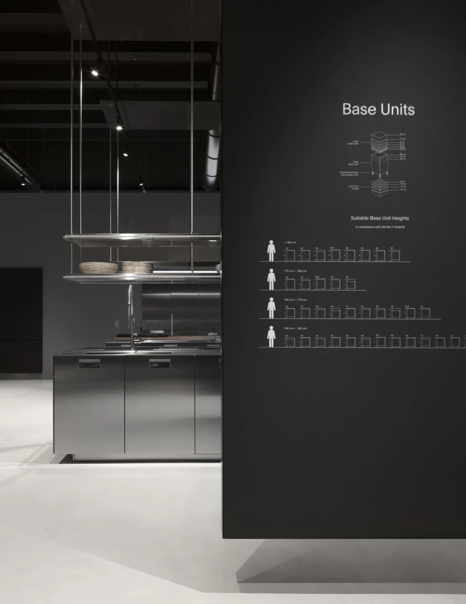 Modular systems allow any kitchen to be built to bespoke specifications. Seen here: Italia island with Italia handle and double shelf in stainless steel