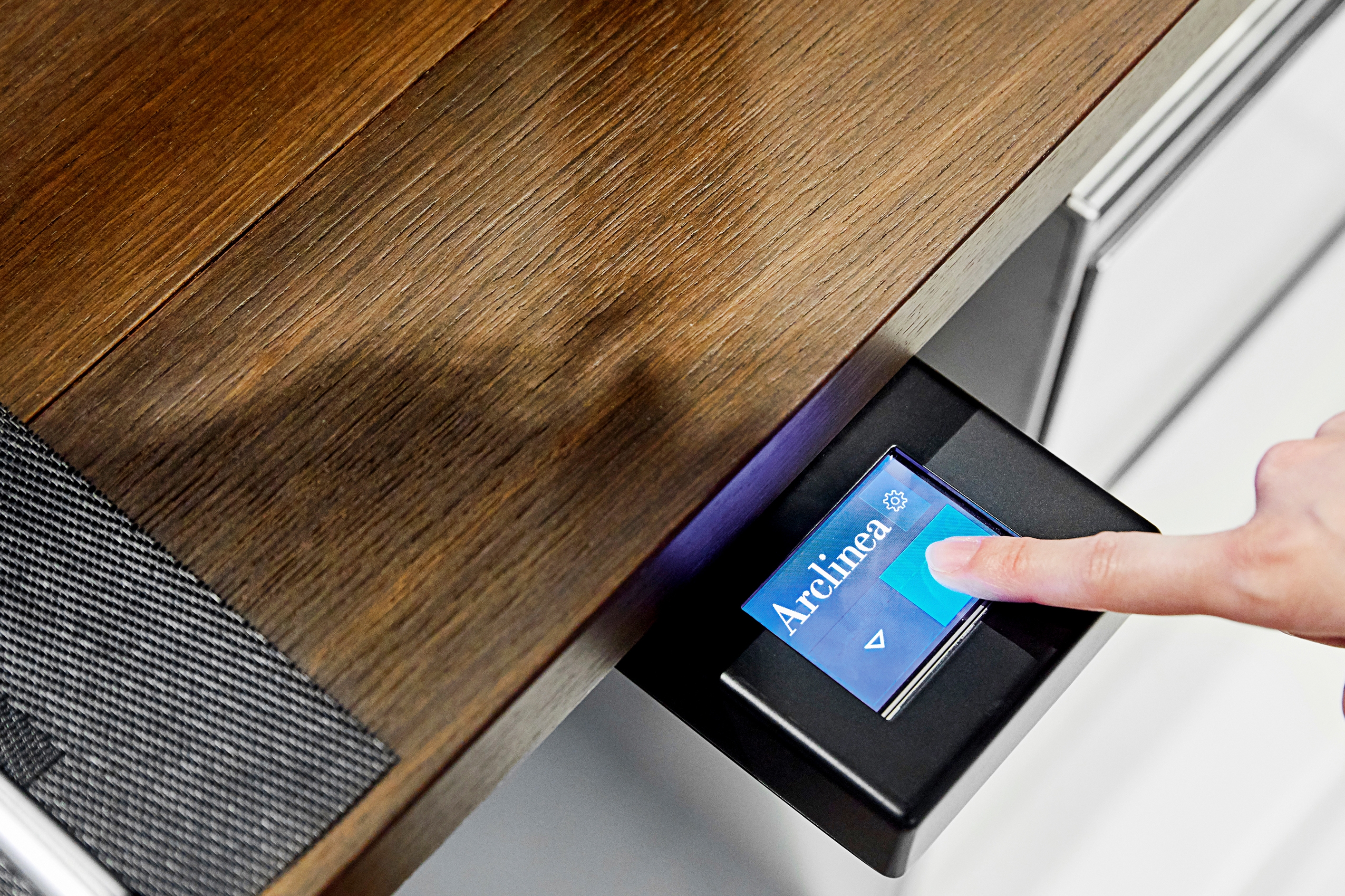 Die Küchen von Arclinea integrieren sich perfekt in viele Designkonzepte des häuslichen Bereichs. Oben: Italia Insel; Mitte: Convivum Insel mit Tisch Up-Down in NTF fumé oak, Doppelregal in Edelstahl