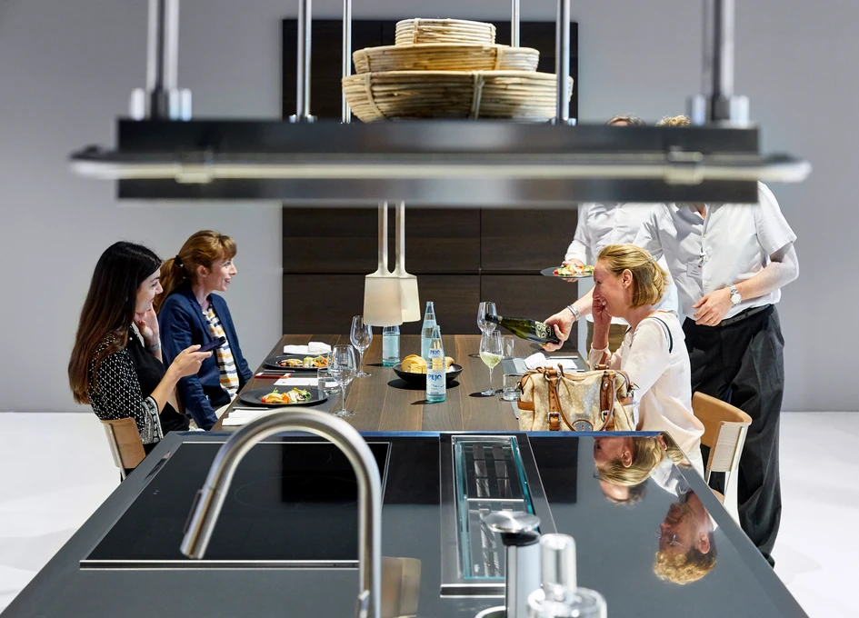At the showroom in Caldogno, the Arclinea kitchens are brought to life, hosting and sharing the pleasure of cooking and dining 