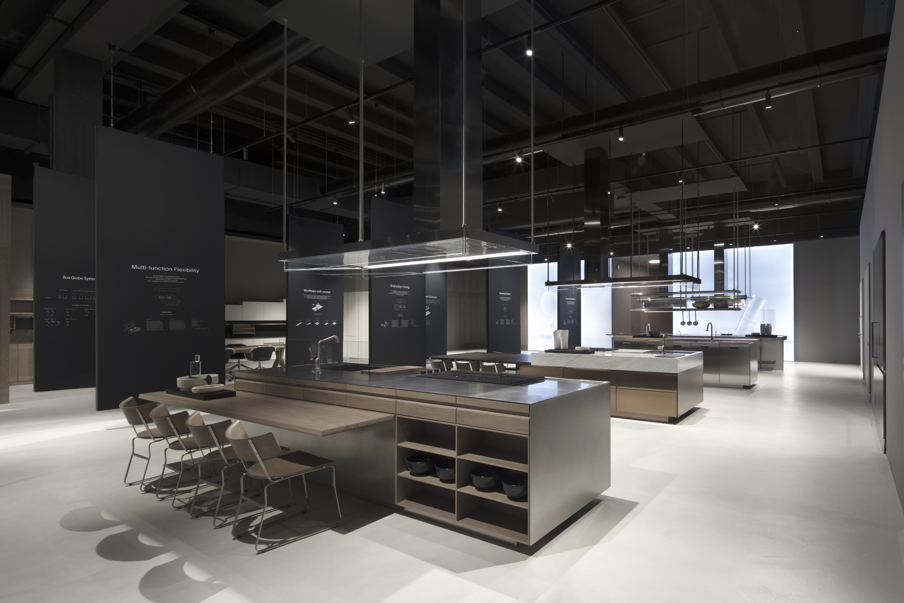 Die Entwürfe von Creative Director Antonio Citterio sind schlicht und architektonisch. Oben: Lignum et Lapis Insel mit Türgriff Italia in FenixNTM®; unten: Innenfächer mit Seiten in Edelstahl und NTF Teak Front, ausgestattet mit Box Globe Accessoires