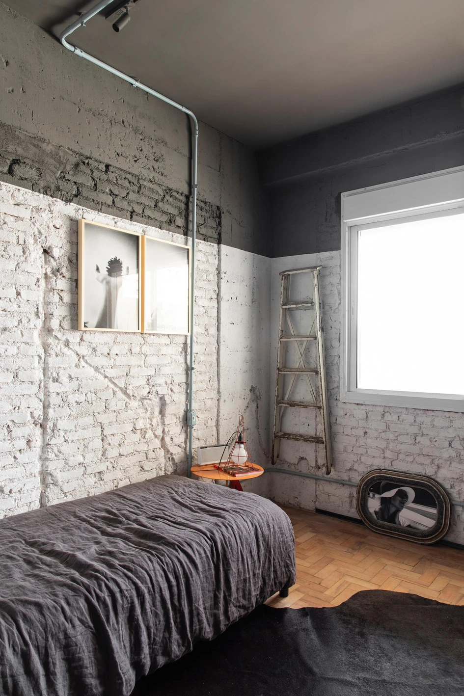 Together with a lively colour palette, the rough and ready treatment of the existing walls heightens the sense of spontaneous informality that permeates Super Limão Studio's RF Apartment. Photos: Maíra Acayaba