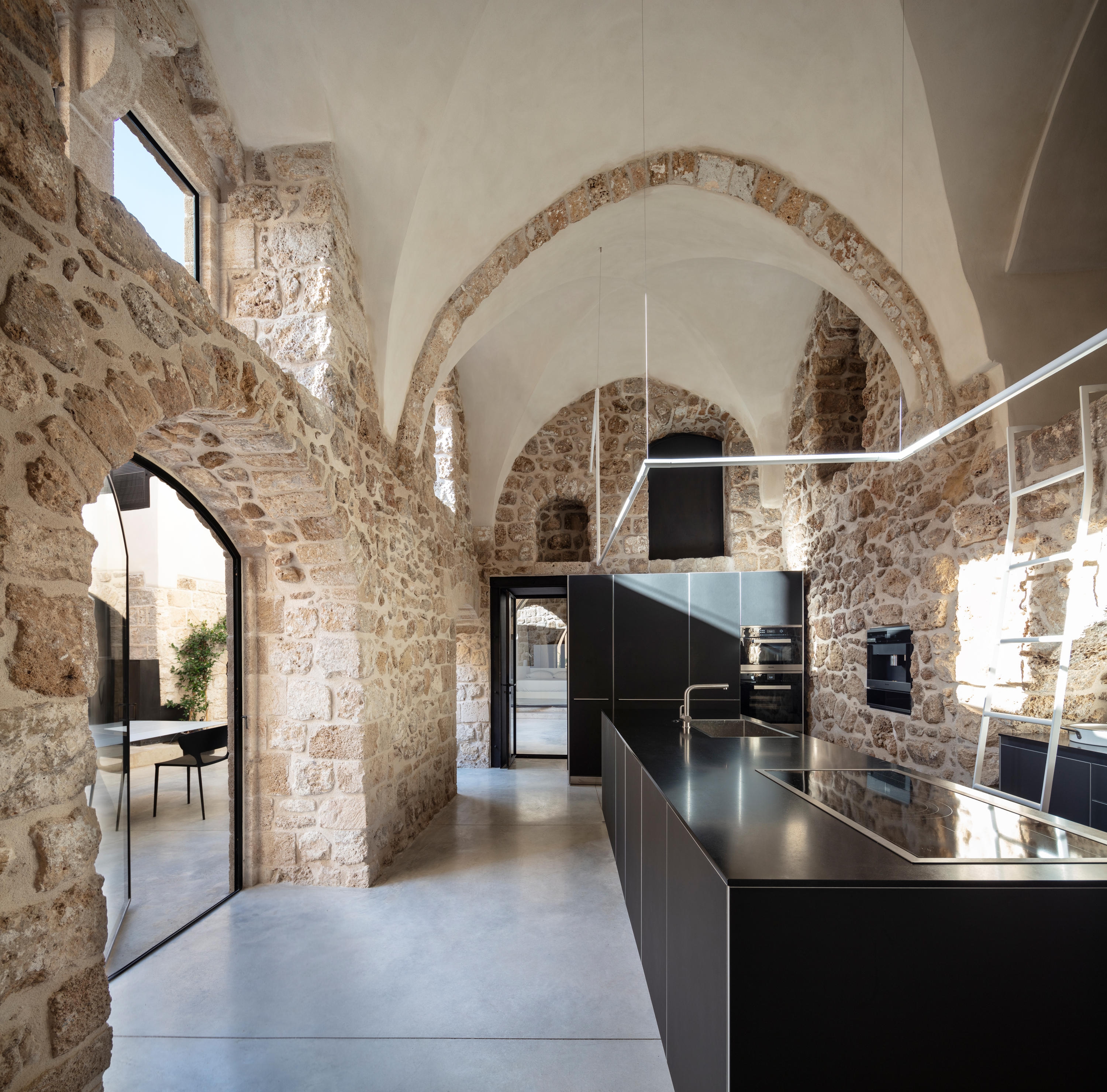 Das Old Jaffa House von Pitsou Kedem Architects zeigt, dass die Erhaltung der ursprünglichen Wände und Strukturen mit minimalen Ergänzungen eine praktikable architektonische Strategie für eine adaptive Wiederverwendung sein kann Fotos: Amit Geron