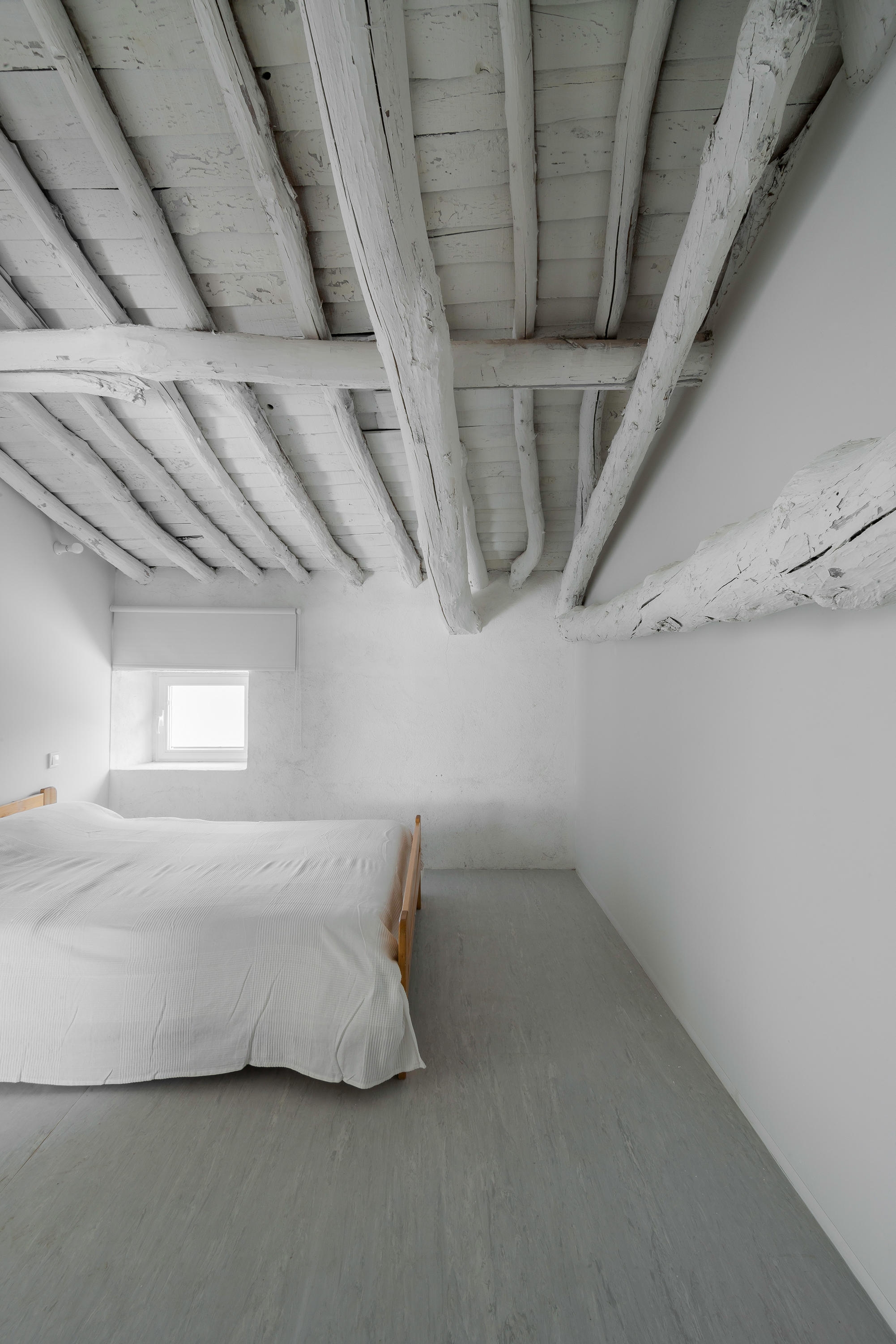 Trotz des Einsatzes moderner Materialien wie Polycarbonat blieben die rustikalen Decken und Wände der umgebauten Scheune von G+F Arquitectos erhalten und unterstreichen den ländlichen Charakter. Photos: Joaquín Mosquera Casares