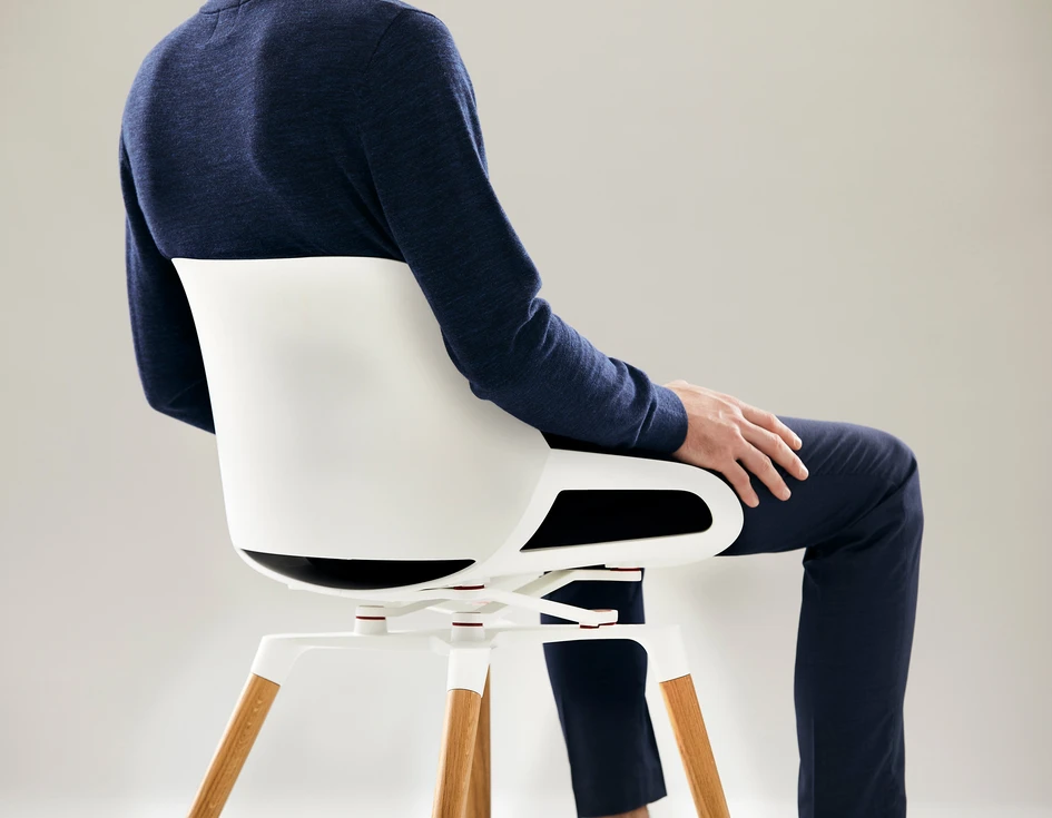 "Never just sit" heisst das Motto bei Aeris. Und auch die stylishe Sitzschale des Aeris Numo macht starres Sitzen durch eine patentierte Mechanik unmöglich