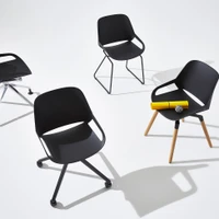 In der Lounge, im Meetingraum, am Esstisch, auf der Terrasse: Wenn der Aeris Numo zum Einsatz kommt, gerät alles in Bewegung